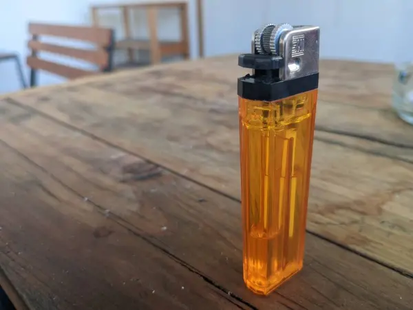 bir bardak viski ahşap bir masa üzerinde