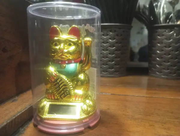 Arka planda mum olan Çin altını.