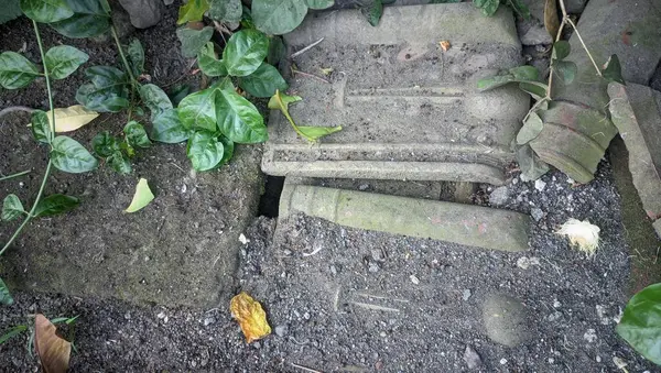 Tahta haçlı taş duvar