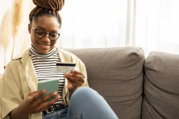 Lächeln Junge Afroamerikanische Frau Handy Tablet Hause Sie Macht Digitales — Stockfoto