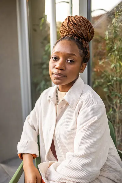 Портрет Афроамериканской Женщины Смотрит Камеру — стоковое фото