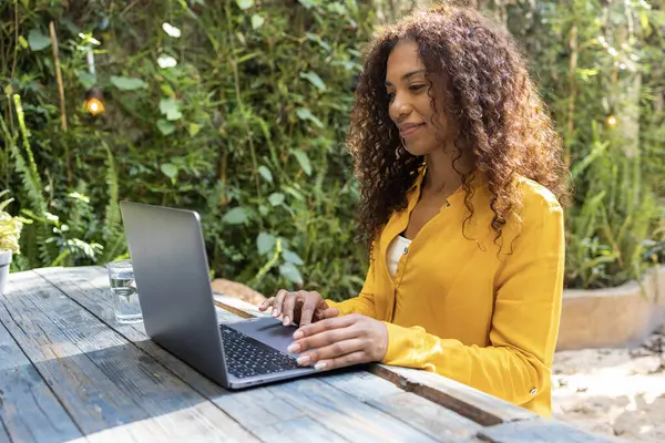 Lachende Braziliaanse Vrouw Die Laptop Gebruikt Voor Freelance Werk Haar — Stockfoto