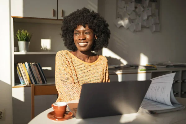 Nachdenkliche Junge Schwarze Freiberuflerin Schaut Weg Während Sie Mit Laptop — Stockfoto