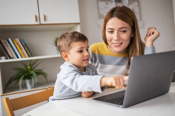 Smiling Young Female Freelancer Looking Son Pointing Laptop Screen Desk — Stock Photo, Image