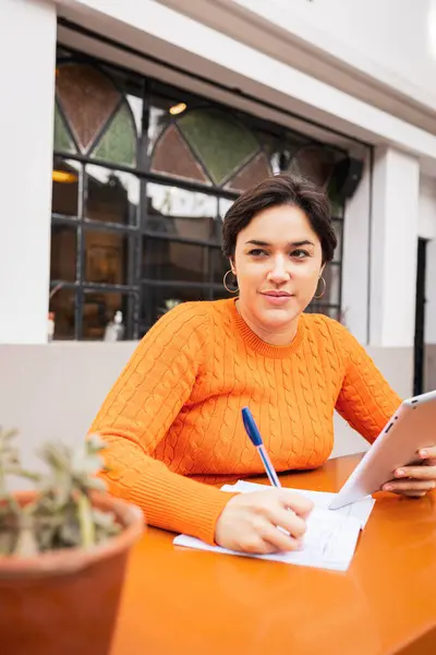 Gedachte Vrouwelijke Latijnse Freelancer Met Digitale Tablet Wegkijken Notities Maken — Stockfoto