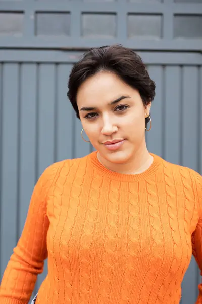 Portret Van Een Zelfverzekerde Jonge Latijnse Vrouw Oranje Trui Die — Stockfoto