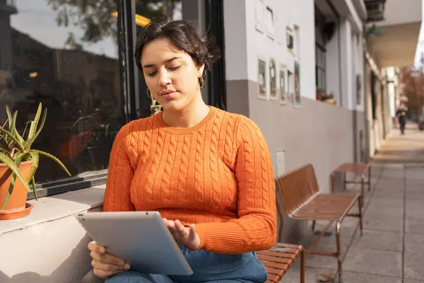 Jonge Latijnse Vrouw Met Behulp Van Digitale Tablet Tijdens Het — Stockfoto
