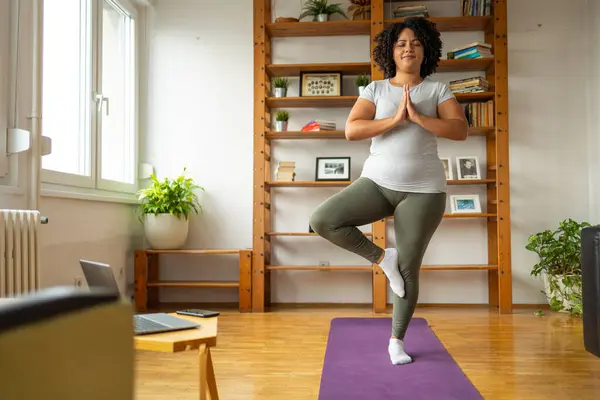 Aktif Kıyafetli Genç Latin Bir Kadın Evde Yoga Minderinde Poz — Stok fotoğraf