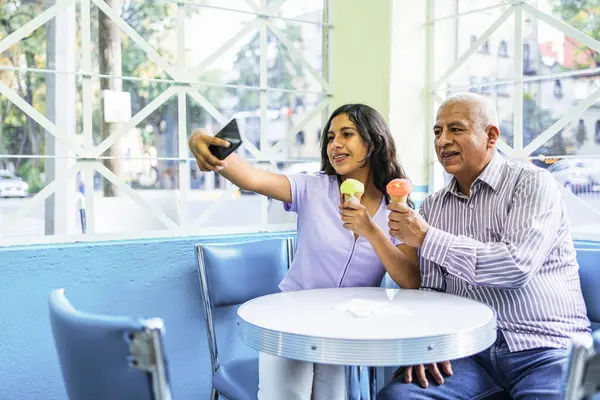 Adolescente Seu Avô Tomando Uma Selfie Enquanto Desfruta Sorvete Foto — Fotografia de Stock