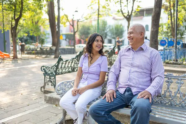 Avô Neta Sorrindo Conversando Enquanto Sentados Parque Foto Alta Qualidade — Fotografia de Stock
