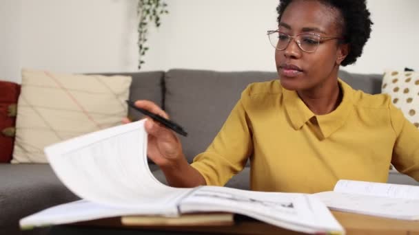 Afrika Kökenli Amerikalı Genç Bir Kadının Ders Çalışmasına Bakışı Ders — Stok video