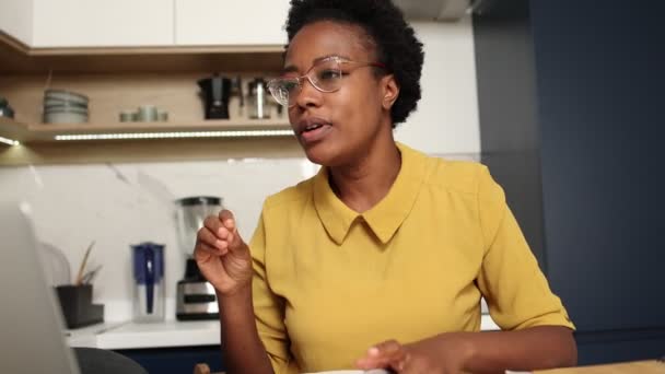 Ung Afroamerikansk Kvinna Som Har Online Klass Hon Har Ett — Stockvideo