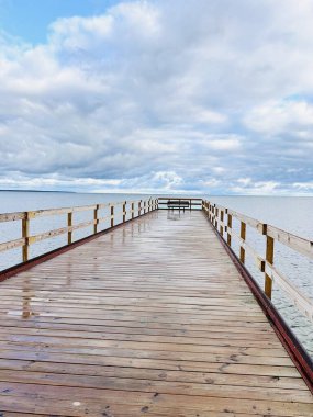 Güneşin altındaki güzel göl plajı. Huron Gölü Alpena Michigan