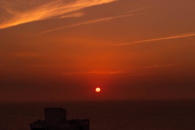 Güneş ve deniz manzaralı gün batımı Cartagena sahilinde, Kolombiya.