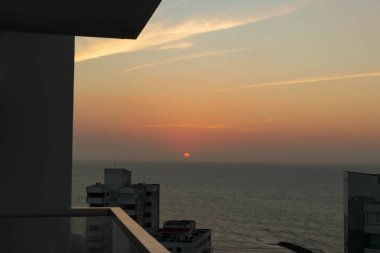 Güneş ve deniz manzaralı gün batımı Cartagena sahilinde, Kolombiya.