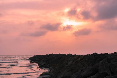 Kartagena, Bolivar, Kolombiya 'da okyanus manzaralı güzel renkli gün batımı