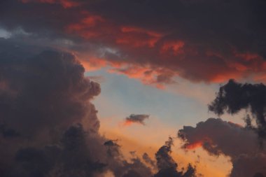 Medellin, Antioquia, Kolombiya 'da bulutlu ve yağmurlu gün batımı