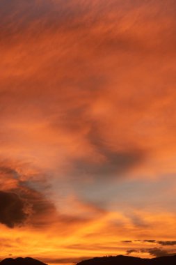 Bulutlardaki farklı doku ve renklere sahip günbatımı arkaplanı.