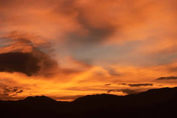 Bulutlardaki farklı doku ve renklere sahip günbatımı arkaplanı.