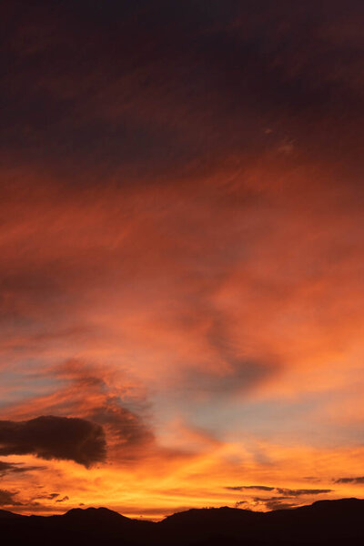 фон заката с различными текстурами и цветами в облаках.