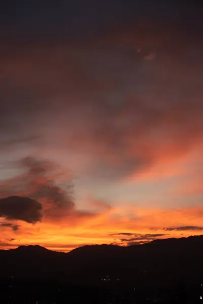 Bulutlardaki farklı doku ve renklere sahip günbatımı arkaplanı.