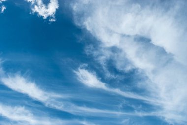 Güzel şekilli bulutlu mavi gökyüzü arkaplanı