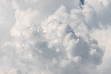 Güzel şekilli bulutlu mavi gökyüzü arkaplanı