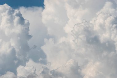 Güzel şekilli bulutlu mavi gökyüzü arkaplanı