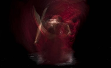 Renkli elbiseli ve uzun pozlu flamenko dansı yapan bir kadın. Medellin, Kolombiya. 