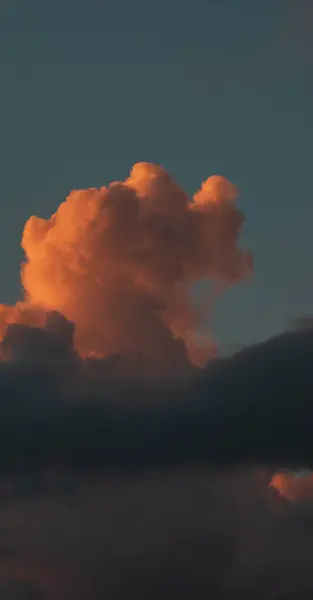 Bulutlardaki farklı doku ve renklere sahip günbatımı arkaplanı.