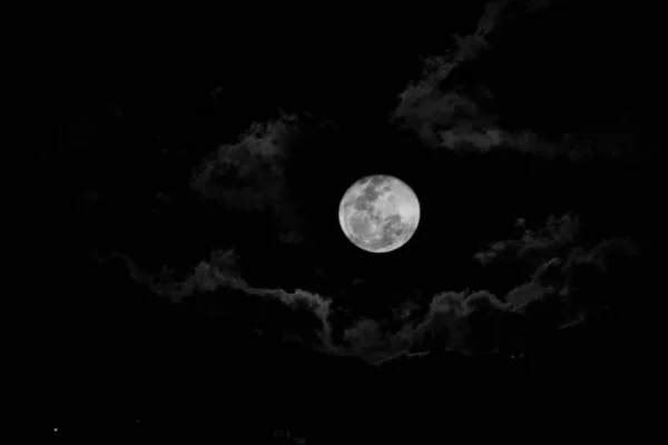 Siyah arkaplanlı dolunay fotoğrafı. Kolombiya. 