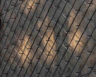 Altın saatinde bir duvarı aydınlatan güneş ışığı..