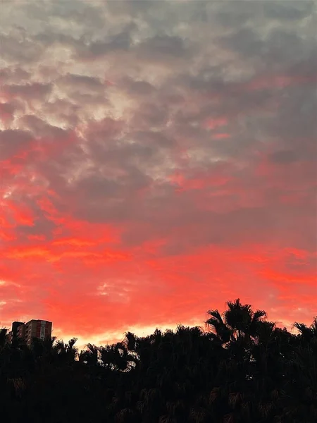 Itagui, Antioquia, Kolombiya 'da kırmızı ve turuncu gökyüzü ile günbatımı.