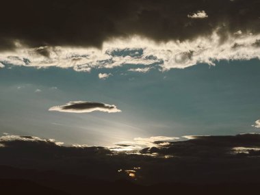 Mavi gökyüzü ve parlayan gün batımı. Medellin, Antioquia, Kolombiya. 