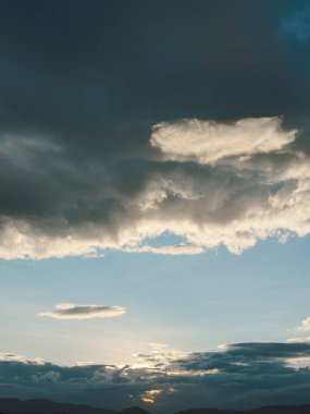 Mavi gökyüzü ve parlayan gün batımı. Medellin, Antioquia, Kolombiya. 