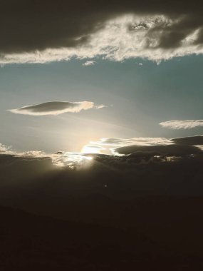 Mavi gökyüzü ve parlayan gün batımı. Medellin, Antioquia, Kolombiya. 