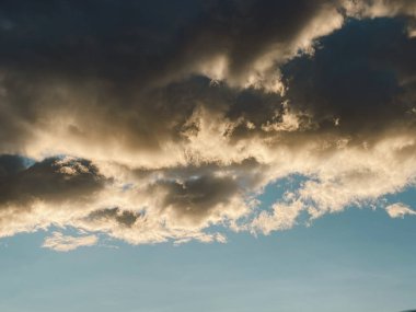 Mavi gökyüzü ve parlayan gün batımı. Medellin, Antioquia, Kolombiya. 