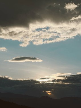 Mavi gökyüzü ve parlayan gün batımı. Medellin, Antioquia, Kolombiya. 