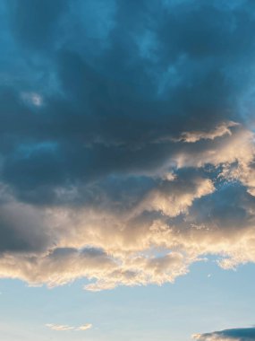 Mavi gökyüzü ve parlayan gün batımı. Medellin, Antioquia, Kolombiya. 