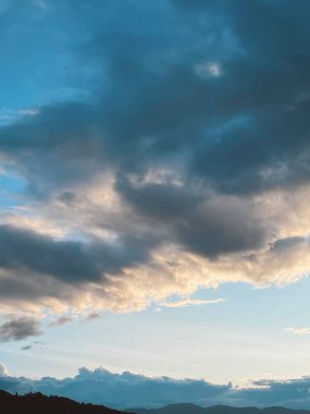 Mavi gökyüzü ve parlayan gün batımı. Medellin, Antioquia, Kolombiya. 