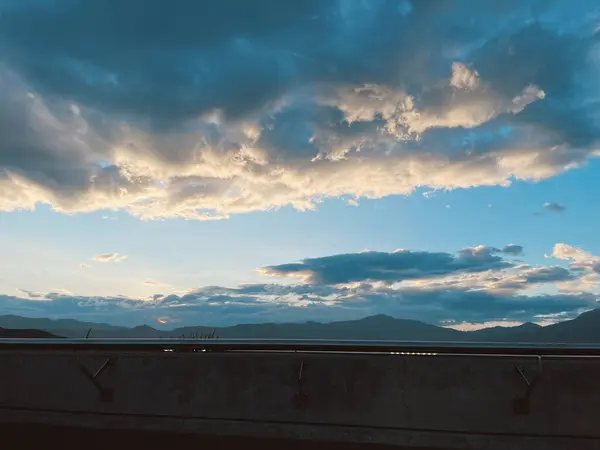 Mavi gökyüzü ve parlayan gün batımı. Medellin, Antioquia, Kolombiya. 