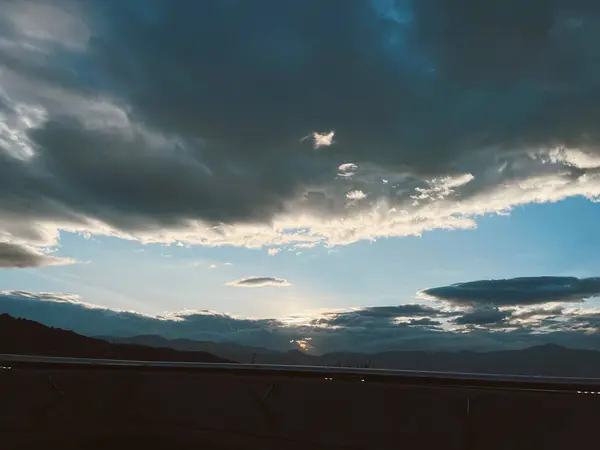 Mavi gökyüzü ve parlayan gün batımı. Medellin, Antioquia, Kolombiya. 