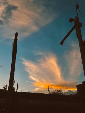 Gökyüzü arkaplanı turuncu bulutlar ve gün batımında mavi gökyüzü. Medellin, Antioquia, Kolombiya.