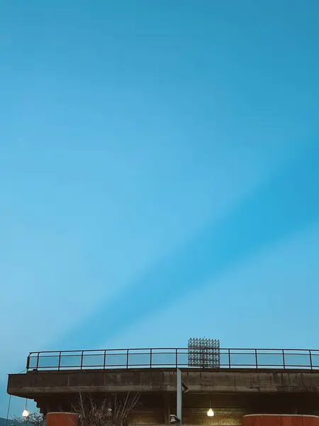 イタグイ アンティオキャオ コロンビア 2024年2月12日 ディータレススタジアムの大きなLedライトブルースカイと空の稲妻 — ストック写真