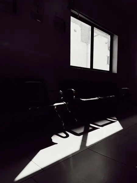 Pencere ışığı gölgeli siyah beyaz hastane odası. Medellin, Antioquia, Kolombiya.
