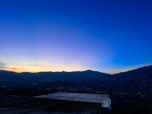 Mavi Turuncu Gökyüzü Ile Renkli Gün Batımı Medellin Şehrinin Manzarası — Stok fotoğraf
