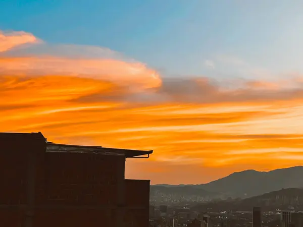 Όμορφο Ηλιοβασίλεμα Πορτοκαλί Ουρανό Και Τεράστιο Σύννεφο Φαίνεται Από Γειτονιά — Φωτογραφία Αρχείου