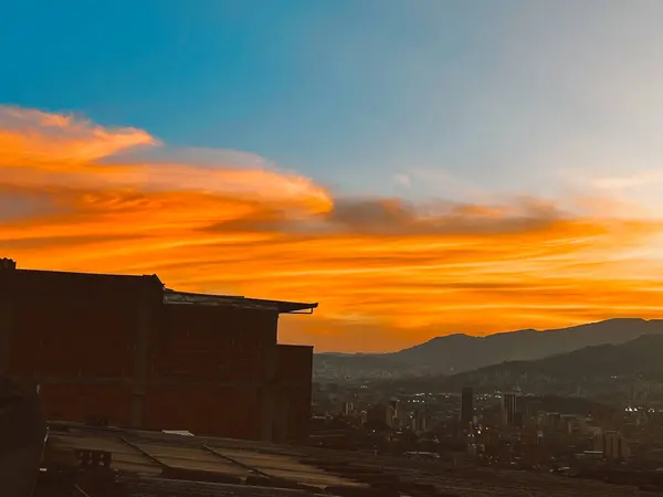 Beau Coucher Soleil Avec Ciel Orange Énorme Nuage Quartier Manrique — Photo