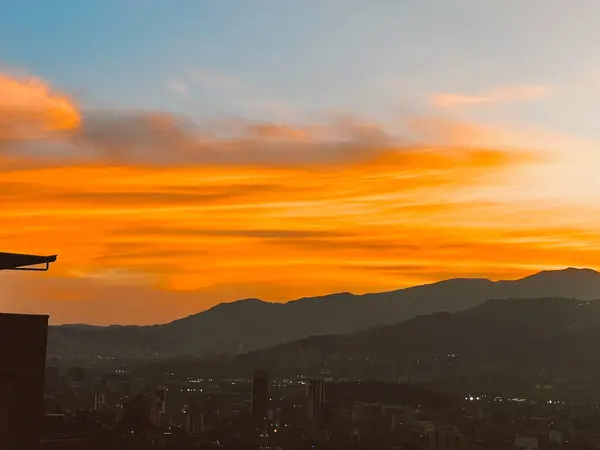 Belo Pôr Sol Com Céu Laranja Enorme Nuvem Vista Bairro — Fotografia de Stock