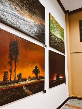 Medellin, Antioquia, Kolombiya. 8 Mart 2024: Ulusal saray alışveriş merkezindeki sanat odaları.